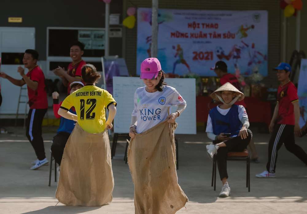 Nhảy bao bố tiếp sức - Trò chơi gia đình đi du lịch rèn luyện sức khỏe