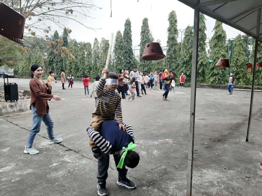 Trò chơi gia đình Cõng trẻ đập niêu