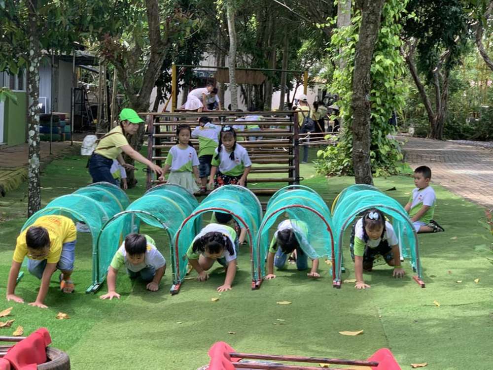 Gia đình cùng tham gia trò chơi vượt chướng ngại vật