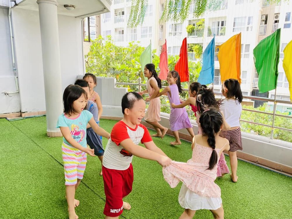 Trẻ nhỏ chơi trò Rồng rắn lên mây