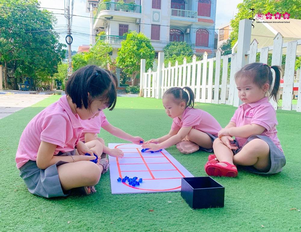 Trẻ rèn luyện khả năng tư duy tính toán với trò chơi Ô ăn quan