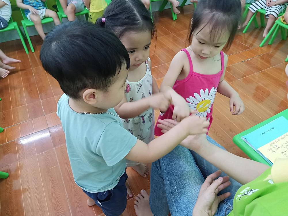 Trẻ chơi trò chơi dân gian 3 người Chi chi chành chành