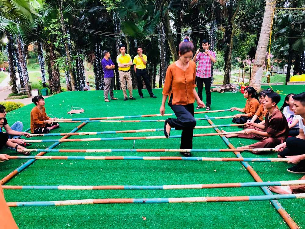 Nhảy sạp - Trò chơi gia đình đi du lịch