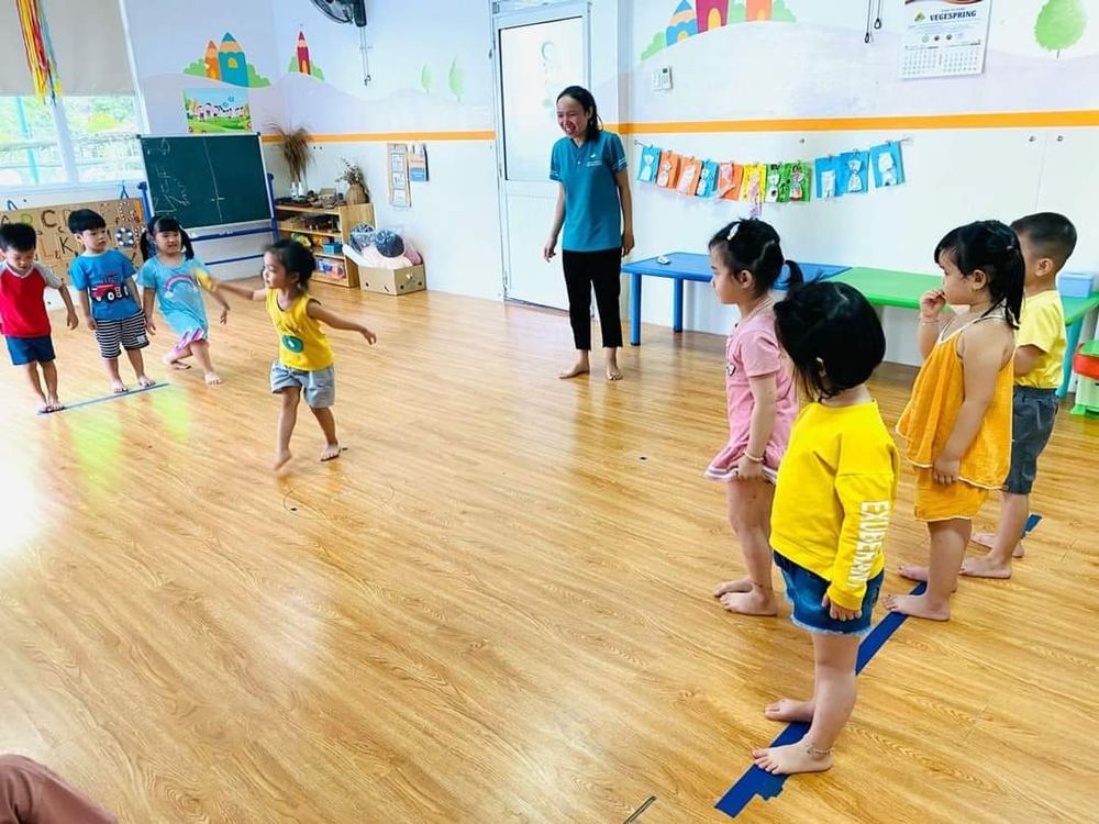 Trẻ đang tham gia trò chơi Cướp cờ