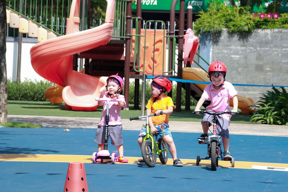 Trẻ tham gia trò chơi Đua xe đạp