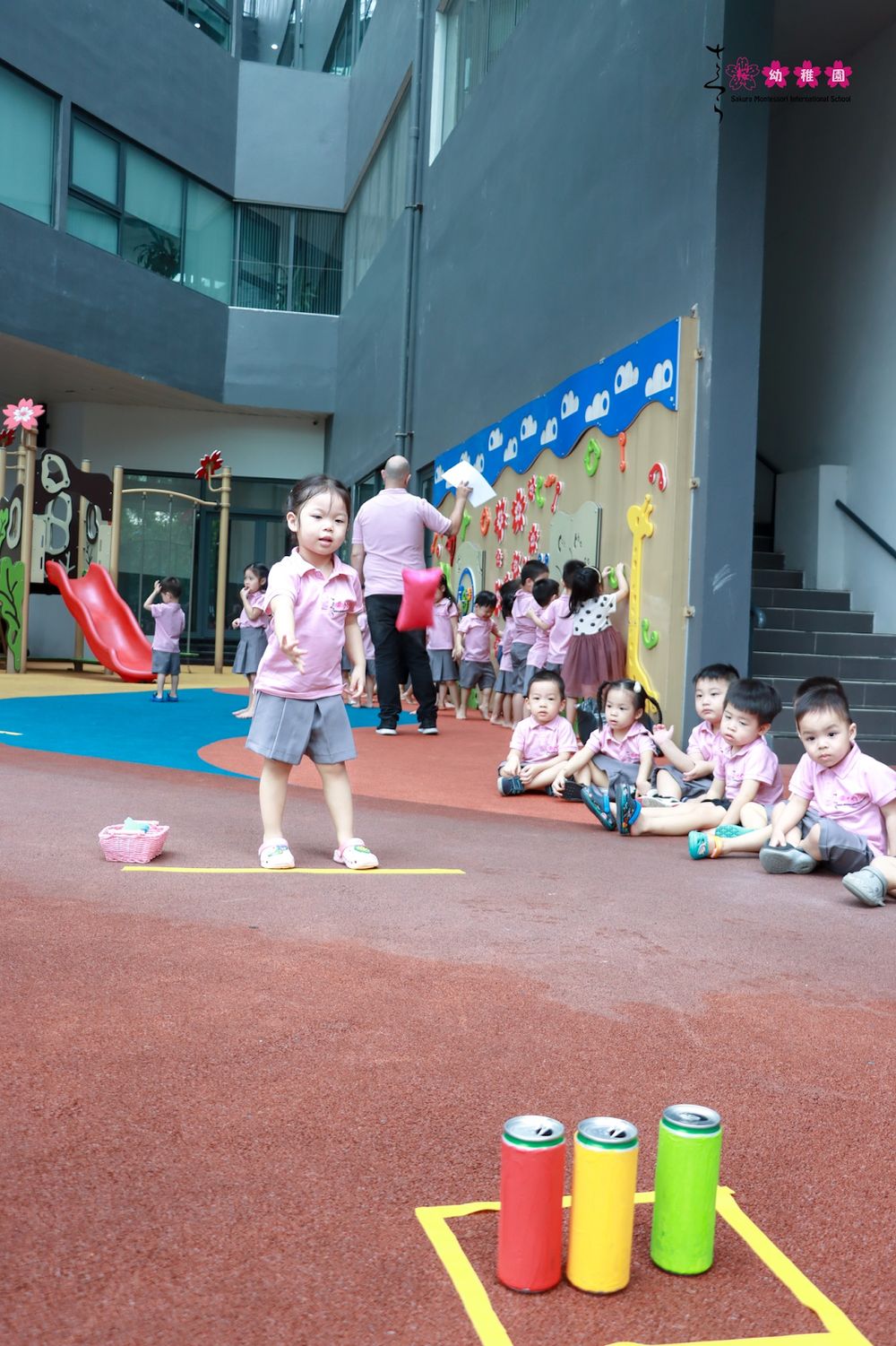 Ném lon là trò chơi dân gian sáng tạo rèn luyện sự khéo léo cho trẻ