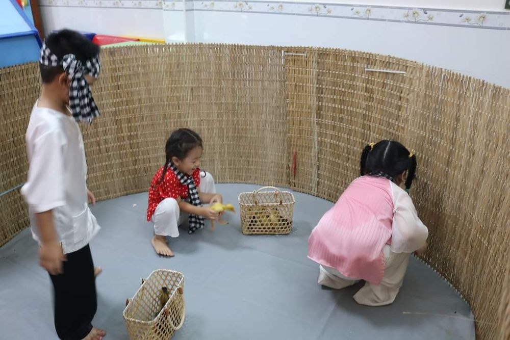 Bắt vịt là trò chơi trẻ được tiếp xúc trực tiếp với các chú vịt con