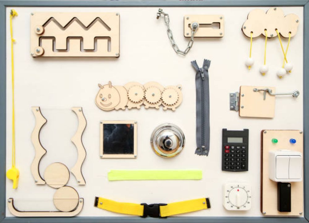 Busy Board - Đồ chơi bận rộn phù hợp với trẻ từ 2 tuổi