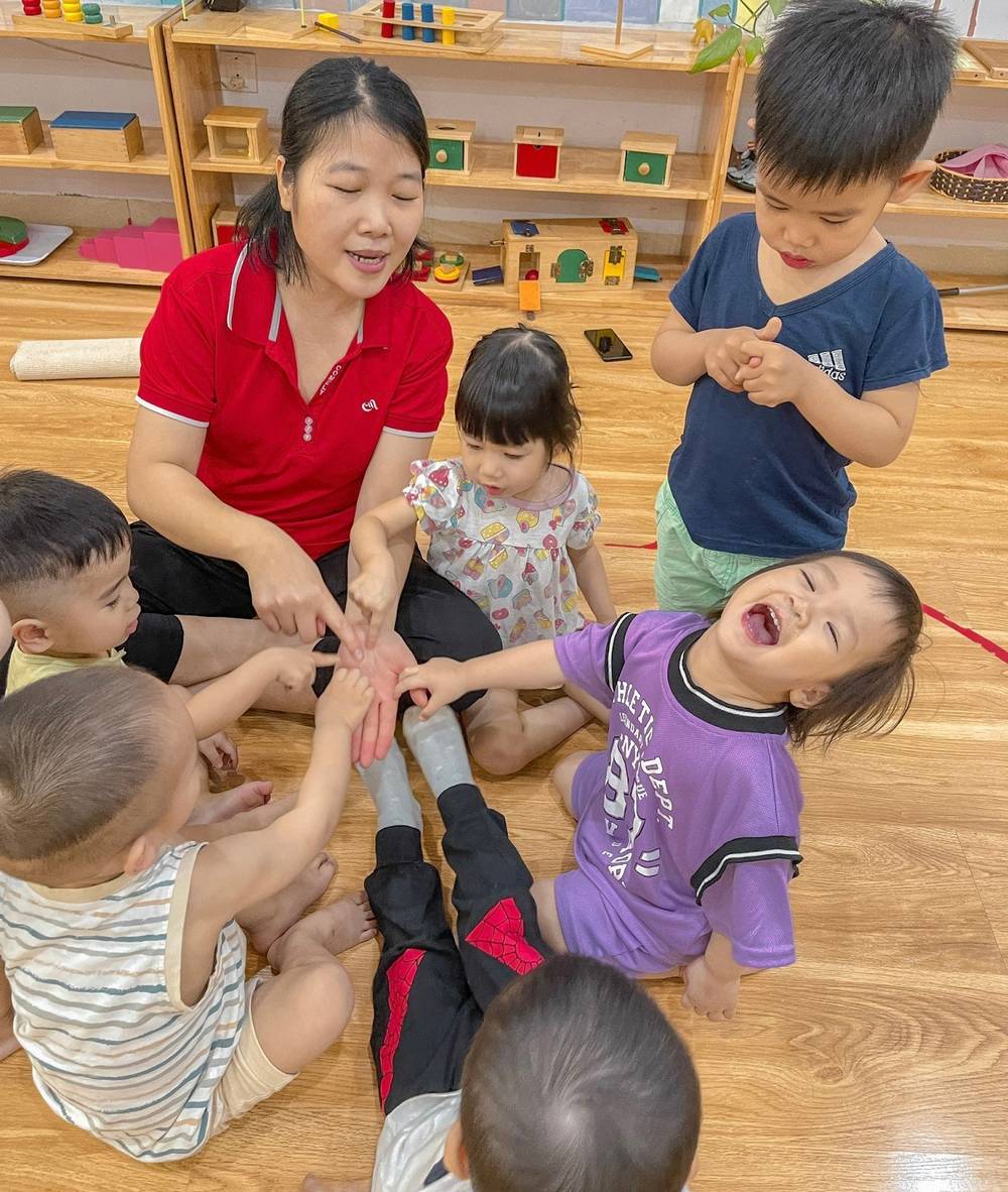 Trẻ vui vẻ, hào hứng chơi trò Chi chi chành chành