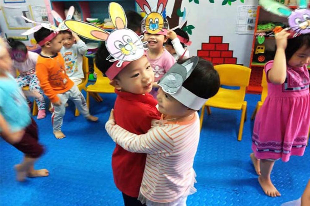 Trẻ tham gia trò chơi Cáo và Thỏ