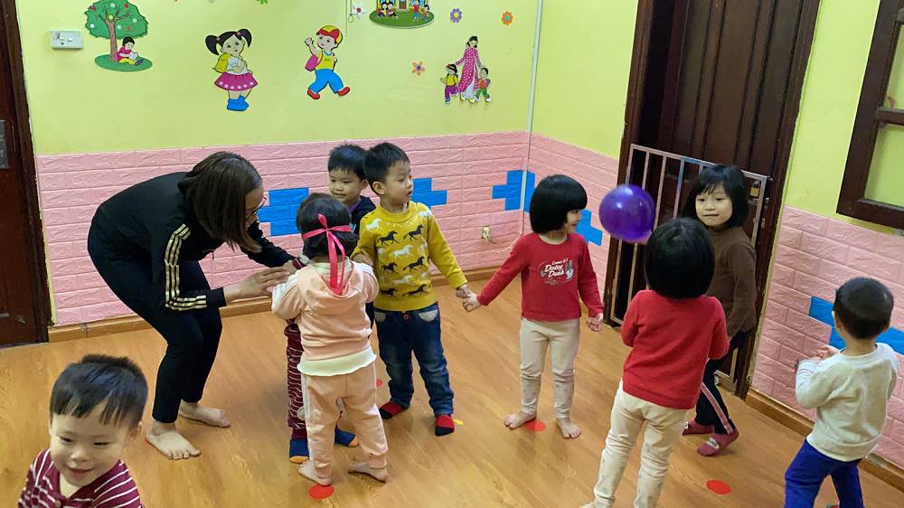 Trẻ đang chơi trò chơi bịt mắt bắt dê