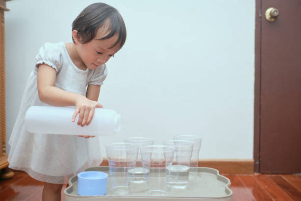 Giáo cụ Montessori cho trẻ tập rót nước vào bình