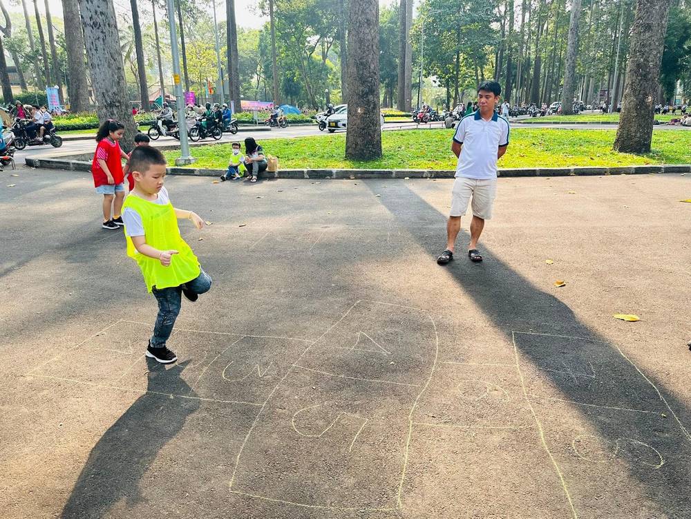 Nhảy lò cò - Trò chơi gia đình tăng cường sức khỏe