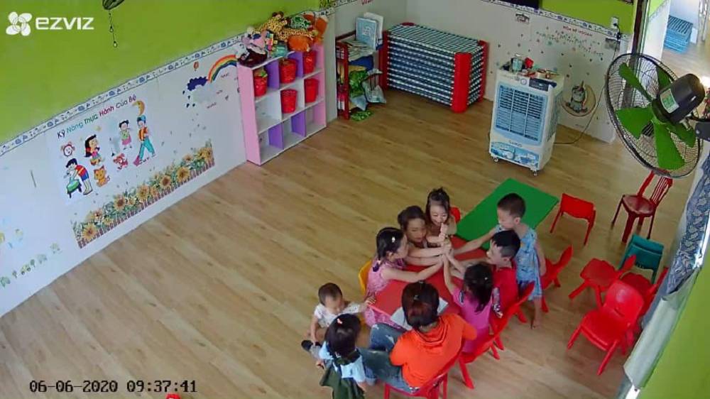 Trò chơi chùm nụm có thể chơi bằng tay hoặc chân