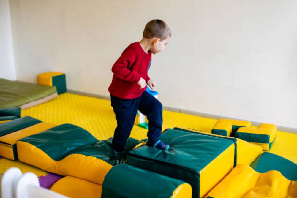 Làm địa hình mô phỏng trò chơi leo núi giúp trẻ rèn luyện sức khỏe, thể chất