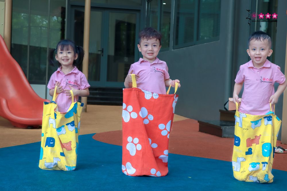 Trẻ tham gia trò chơi Nhảy bao bố