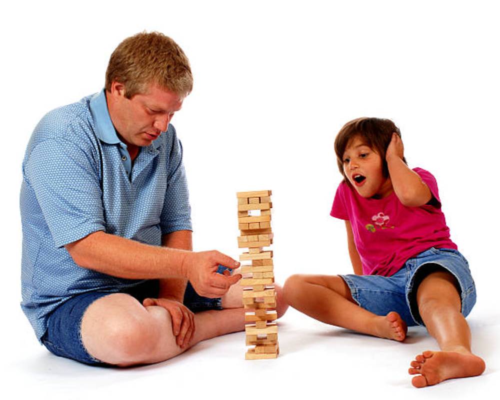 Gia đình cùng chơi trò Rút tháp gỗ