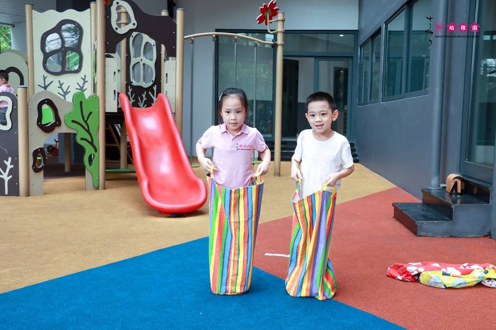 Nhảy bao bố là hoạt động vui chơi tập thể vui nhộn