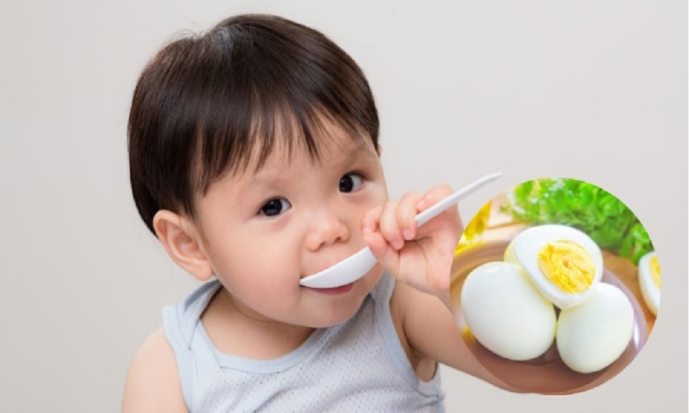 cháo trứng gà bí đỏ cho bé ăn dặm
