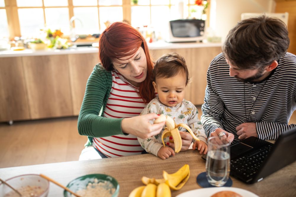Những điều bố mẹ cần làm khi trẻ 8 tháng biếng ăn dặm