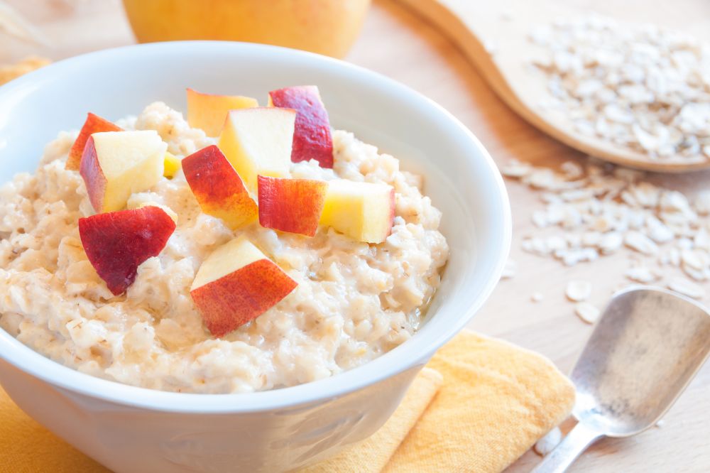 Cháo Yến mạch và trái cây cho bé ăn dặm