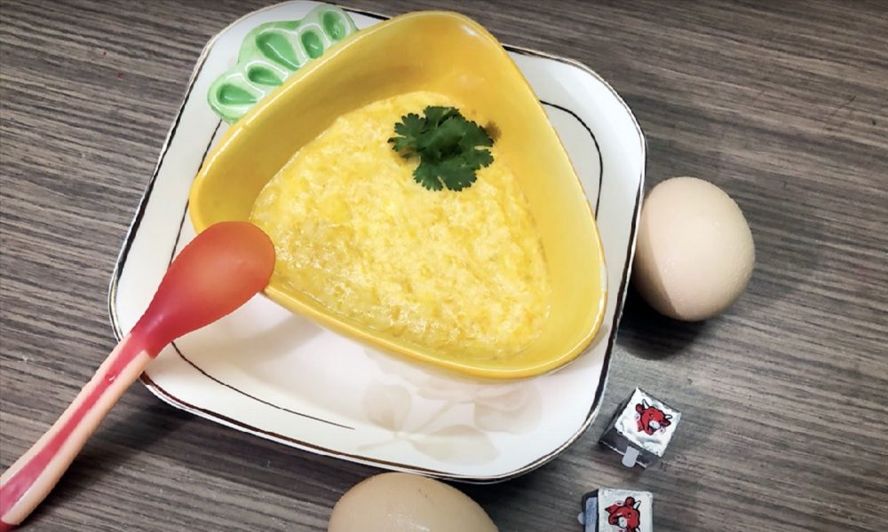 cháo trứng gà bí đỏ cho bé ăn dặm