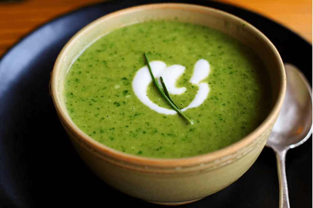 Cháo trứng gà rau ngót cho bé ăn dặm