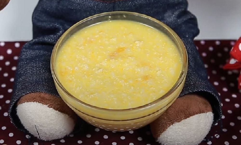 cháo trứng gà bí đỏ cho bé ăn dặm