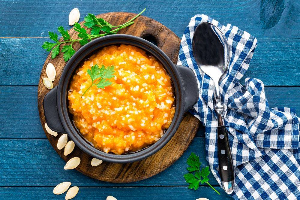 Cháo trứng gà, bí đỏ cho bé ăn dặm