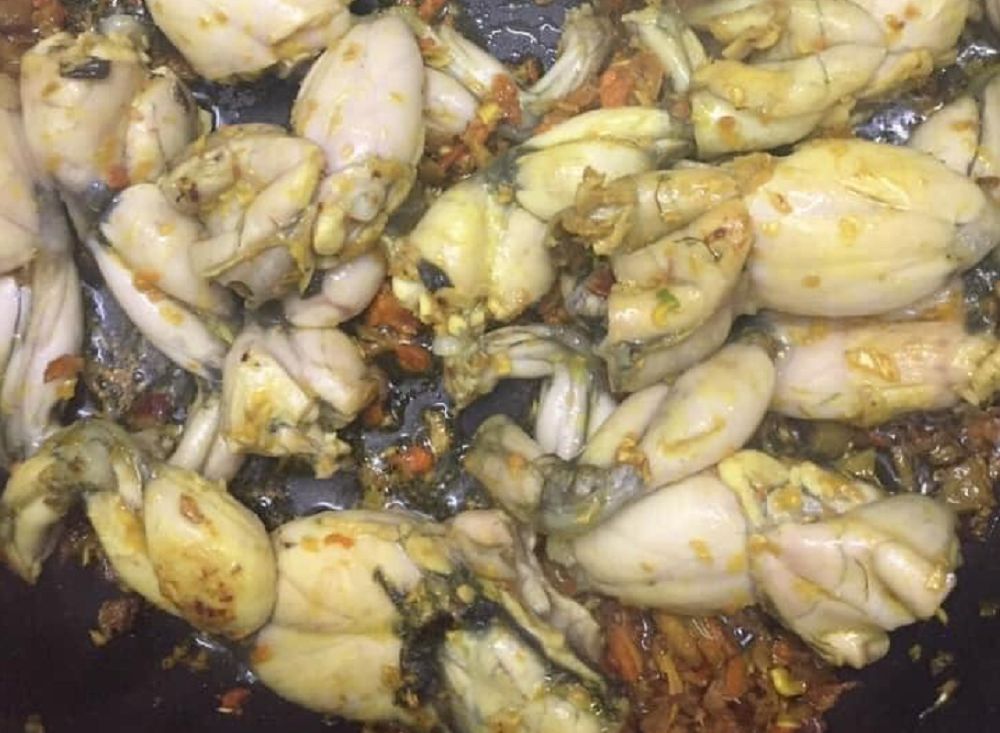 Chế biến ếch xào nghệ cho bé ăn dặm