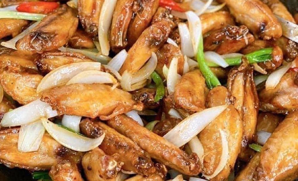 Hoàn thiện món ếch xào hành tây cho bé ăn dặm