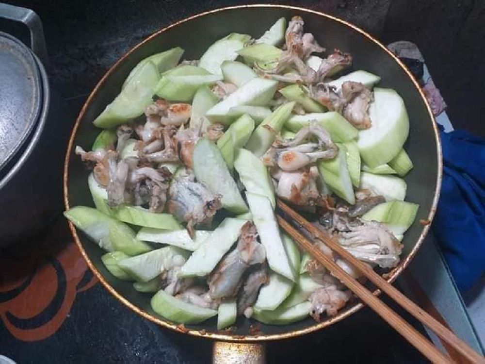 Chế biến ếch xào mướp hương