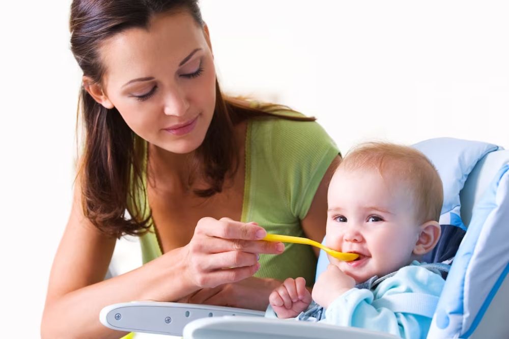 6 tháng tuổi là thời điểm phù hợp cho bé bắt đầu ăn dặm