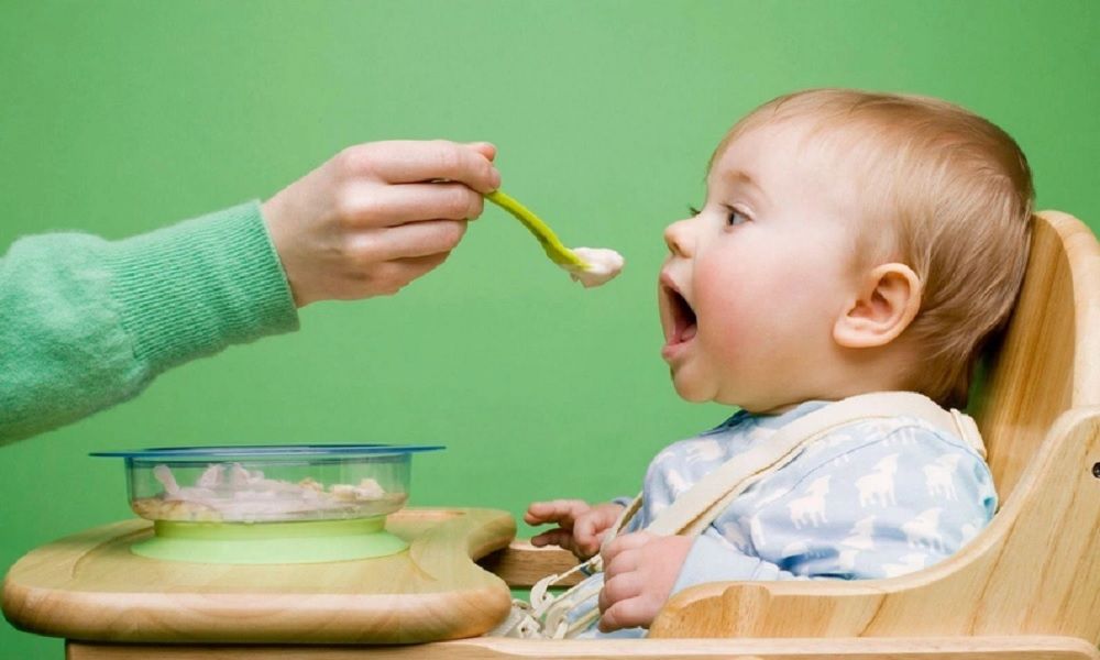 Bé 6 tháng ăn dặm thịt gà