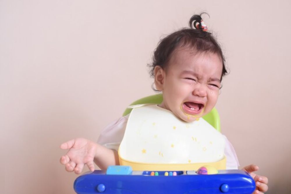 Bé khóc khi ăn dặm và cách xử lý
