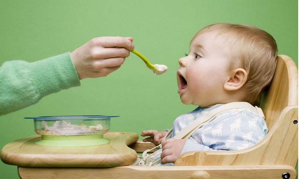 Bé mấy tháng có thể ăn dặm