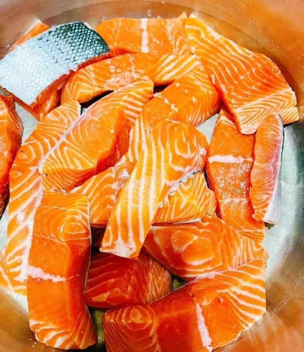 Cá hồi đạt tiêu chuẩn chọn làm ruốc cá hồi cho bé ăn dặm