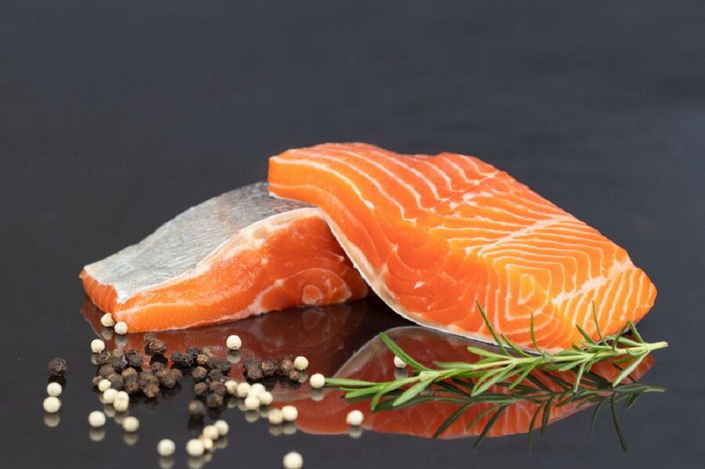 Cá hồi là thực phẩm nhiều chất đạm, omega-3 phù hợp để làm món ăn dặm cho trẻ