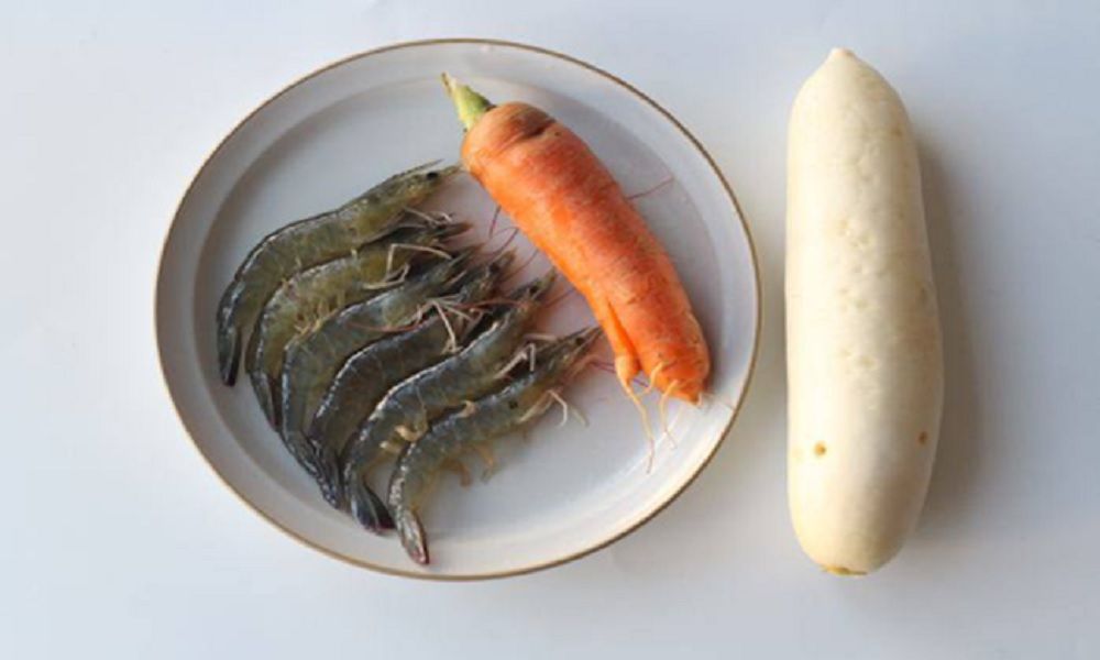 Cháo củ cải trắng nấu với tôm nước ngọt