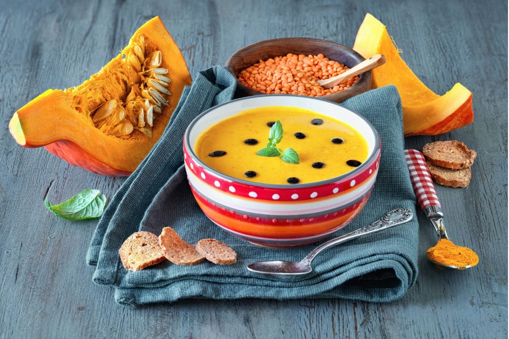 Cháo đậu lăng đỏ với bí đỏ cho bé ăn dặm