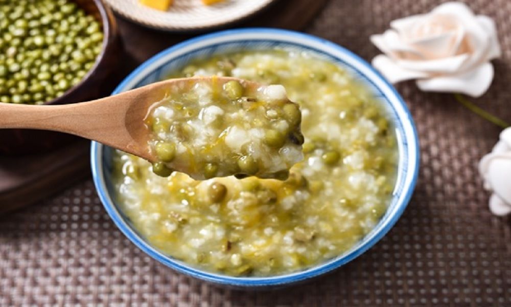 Cháo đậu nấu nấm, ngô ngọt cho bé ăn dặm