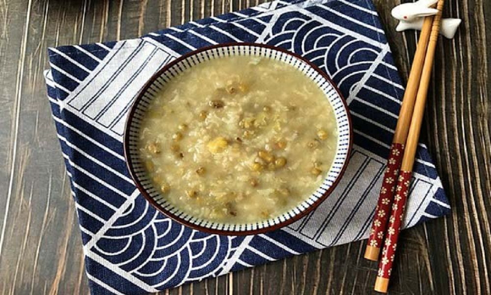 Vị ngọt của đậu xanh hòa quyện với hương vị thơm ngon của trứng gà, tạo ra một bữa ăn dễ ăn và dinh dưỡng