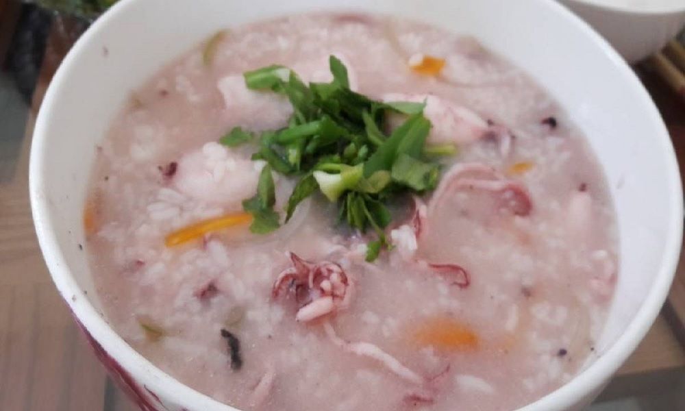 Cháo mực nấu nấm hương
