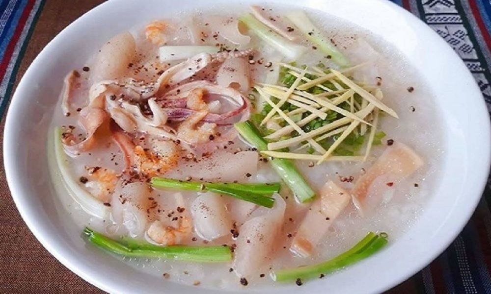 Cháo mực nấu ớt chuông, cà chua