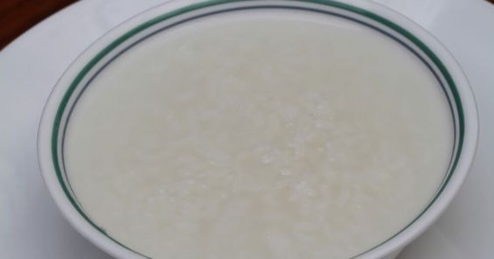 Cháo trắng nấu sữa mẹ cho bé tập ăn dặm