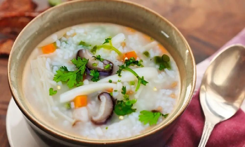 Cháo trứng gà nấm hương cho bé ăn dặm