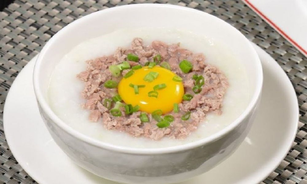 Cháo trứng gà thịt bò cho bé ăn dặm