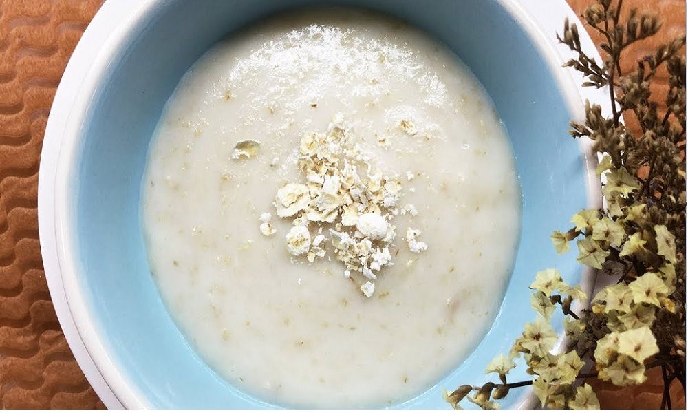 Cháo yến mạch đậu xanh không chỉ thúc đẩy sự ngon miệng của trẻ mà còn giúp bé duy trì cơ thể mát mẻ và giảm nguy cơ táo bón.