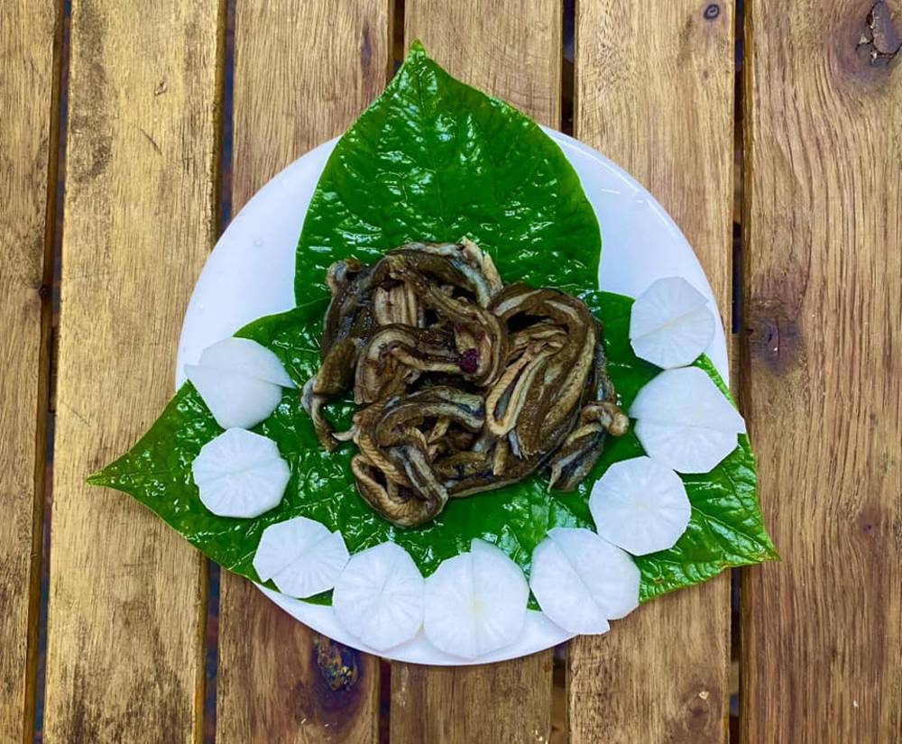 Chuẩn bị nguyên liệu nấu món cháo lươn củ cải trắng ăn dặm