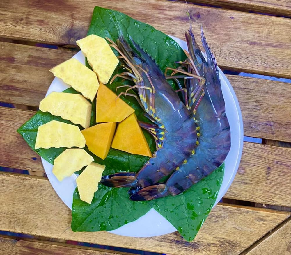 Chuẩn bị nguyên liệu nấu món tôm, khoai lang